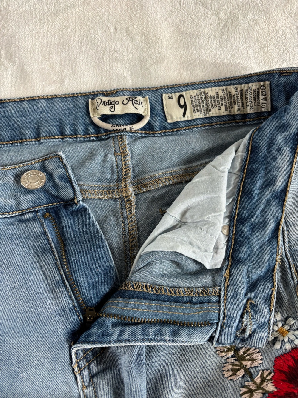 Indigo Rein Floral Boho Embroidered Cropped Ankle Jeans Size 9 Distressed Denim - Picture 7 of 15